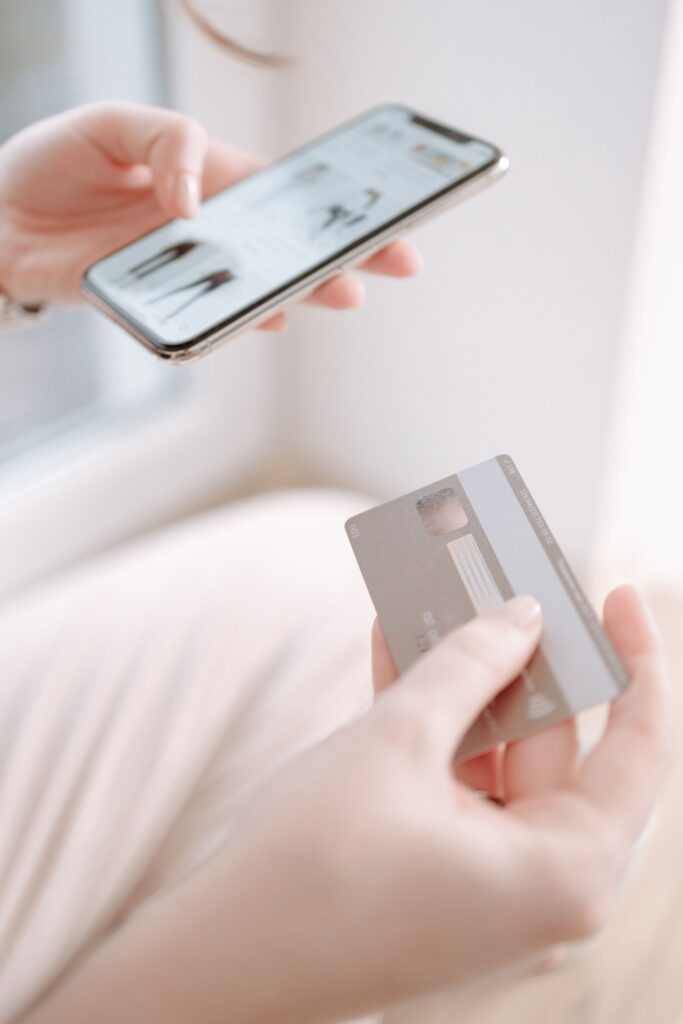 Persona sosteniendo una tarjeta de credito