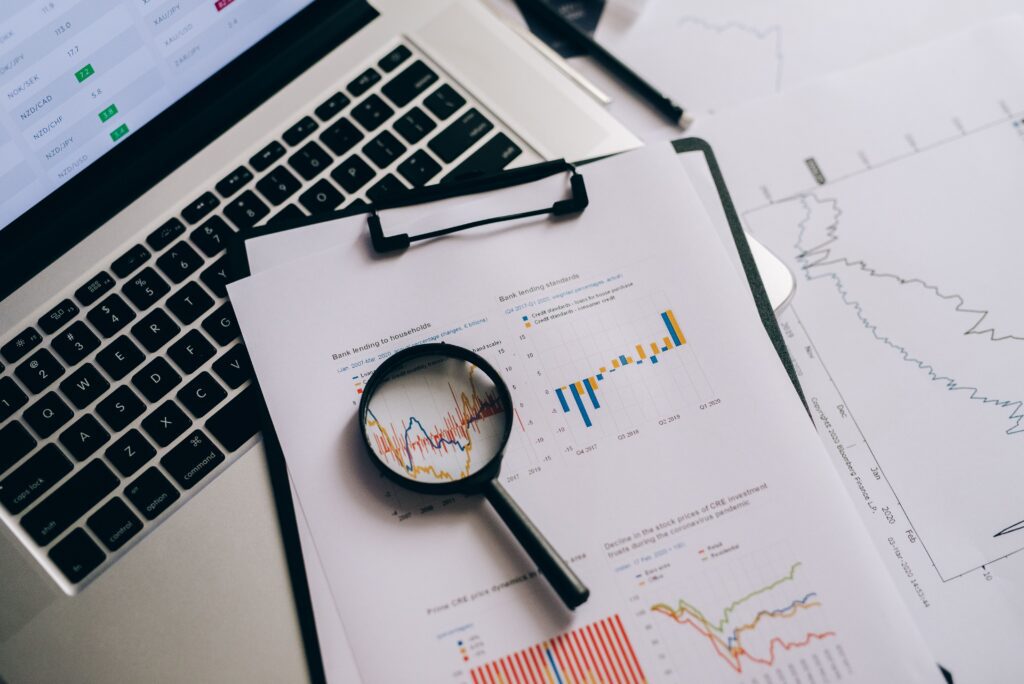 Lupa sobre papel blanco con datos estadisticos