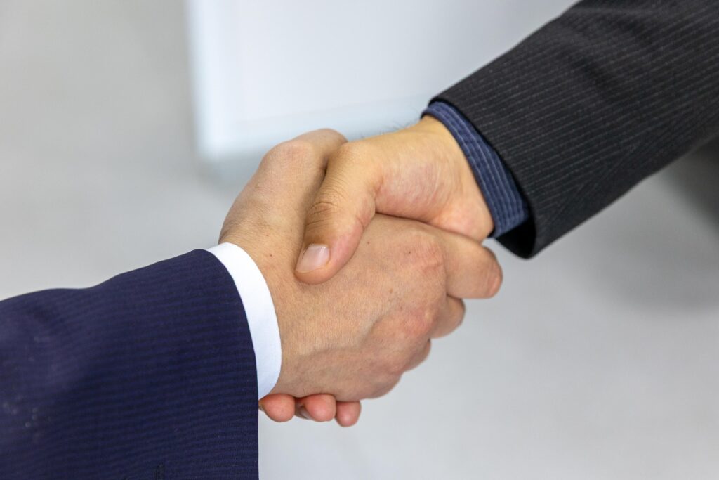 Apreton de manos profesional en una reunion de negocios