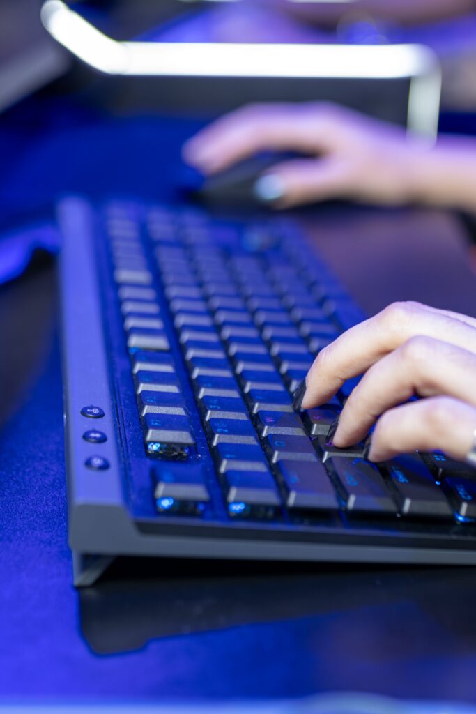 Primer plano de manos escribiendo en un teclado de ordenador